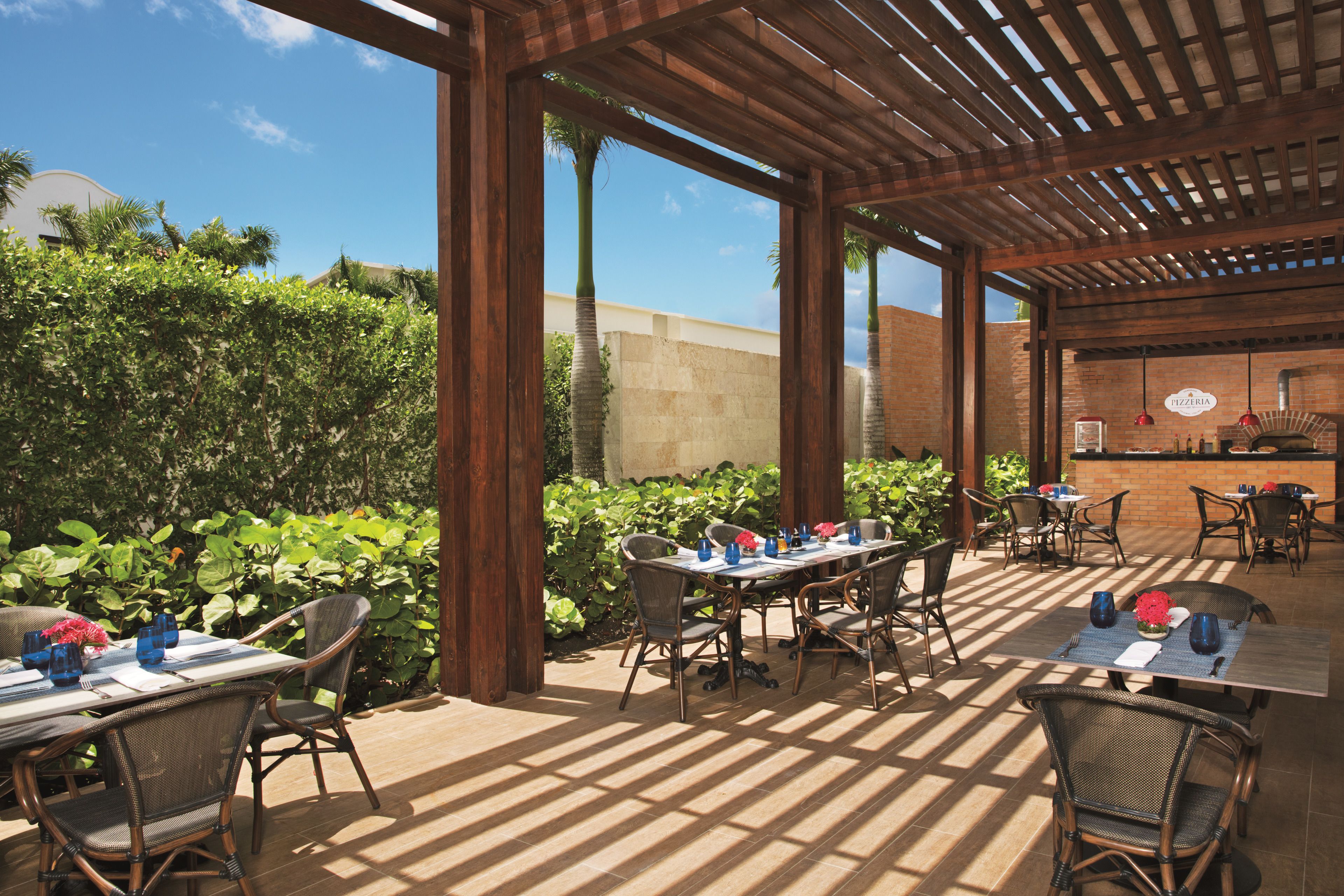 10 restaurants, breakfast, lunch, dinner served; french cuisine