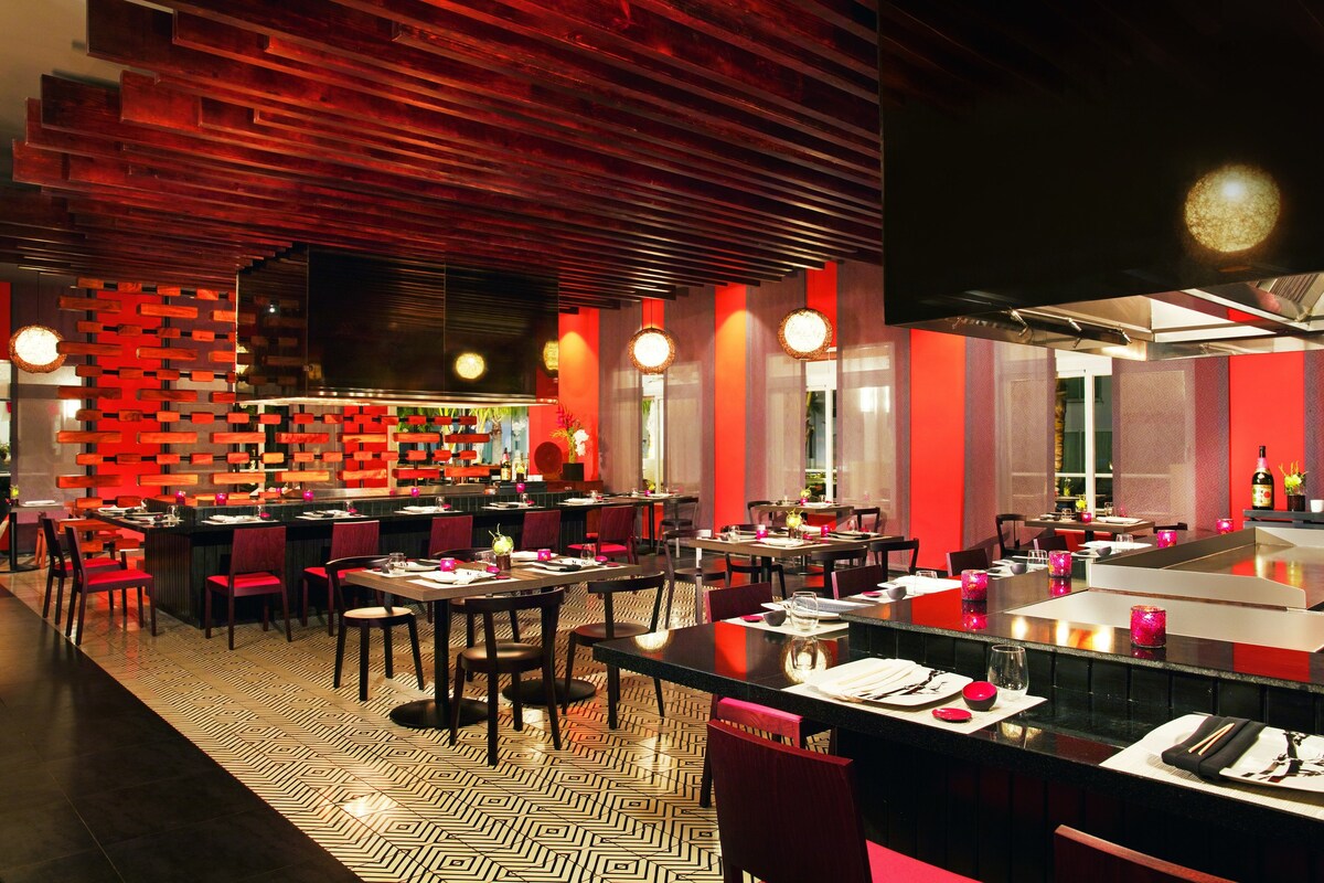 10 restaurants, breakfast, lunch, dinner served; French cuisine