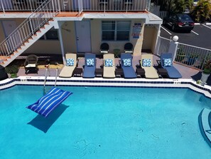 Outdoor pool, pool umbrellas, sun loungers - Ashley Brooke Beach Resort (Deerfield Beach)