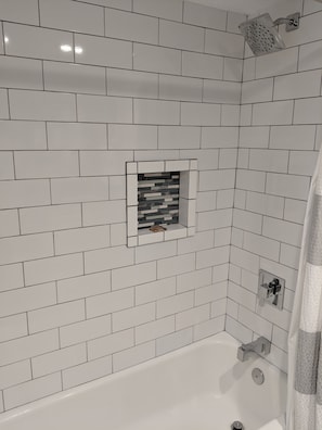 Suite studio Deluxe, 2 grands lits | Douche de la salle de bain