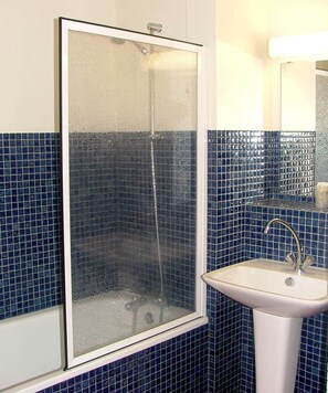 Free toiletries, hair dryer, towels - Auberge d'Andaines (La Ferte-Mace)