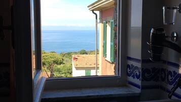 Family Apartment, 1 Double Bed with Sofa bed, Ocean View | Bathroom | Free toiletries, hair dryer, bidet, towels