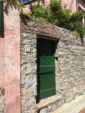 Vista frontal de la propiedad