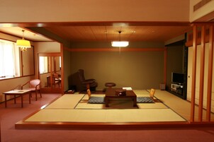 和洋室ファミリールーム(共用バスルーム) | セーフティボックス (室内)、WiFi (無料)