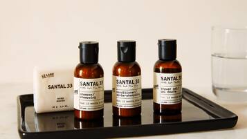 Regadera, amenidades de baño gratuitas, secadora de cabello, toallas