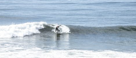 Un surfista cabalgando una ola en el océano.