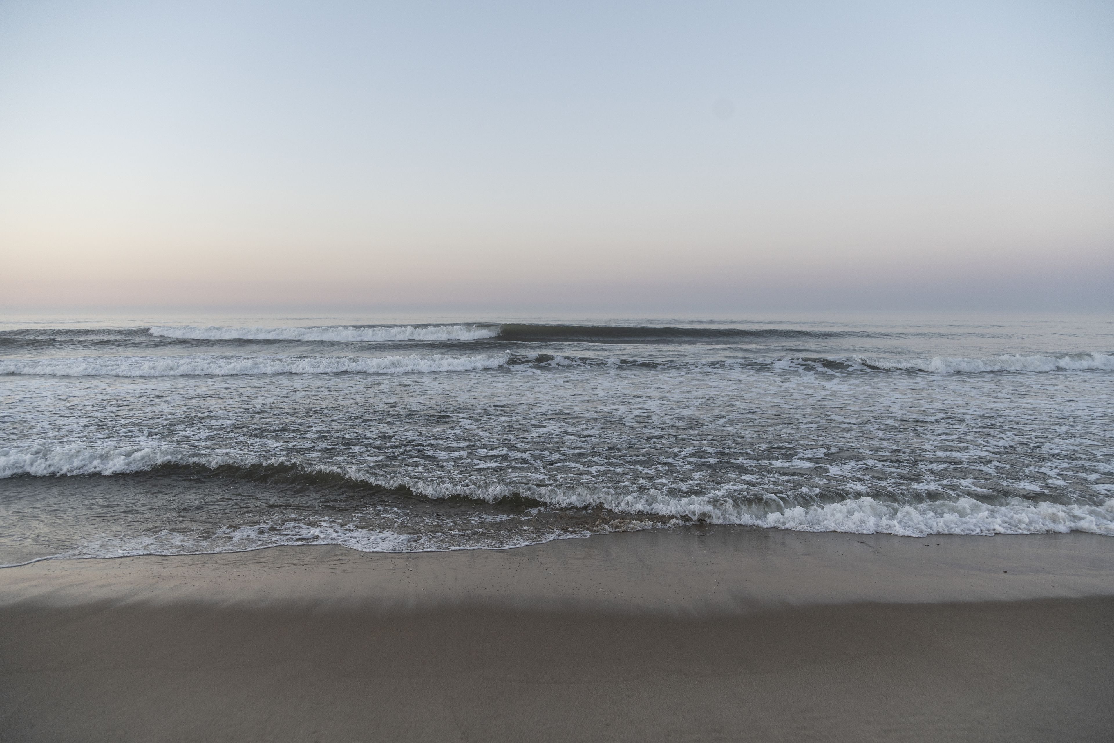 Une plage où les vagues se brisent près du rivage.