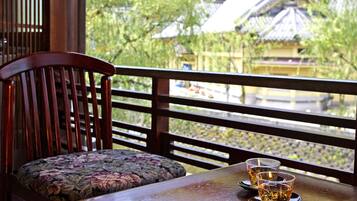 Habitación tradicional, baño compartido, vista al río (Superior Japanese-Style) | Balcón