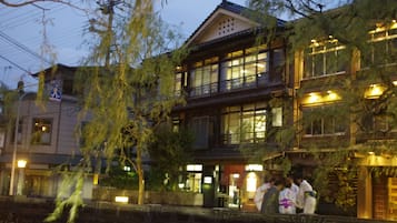 Vista frontal de la propiedad por la tarde o noche