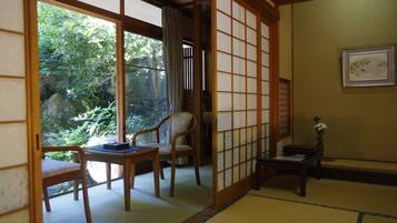 Habitación tradicional, baño privado (Standard Japanese-Style) | Minibar, caja de seguridad en la habitación, escritorio y wifi gratis