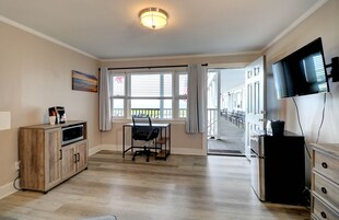 Ropa de cama de alta calidad y caja de seguridad en la habitación 