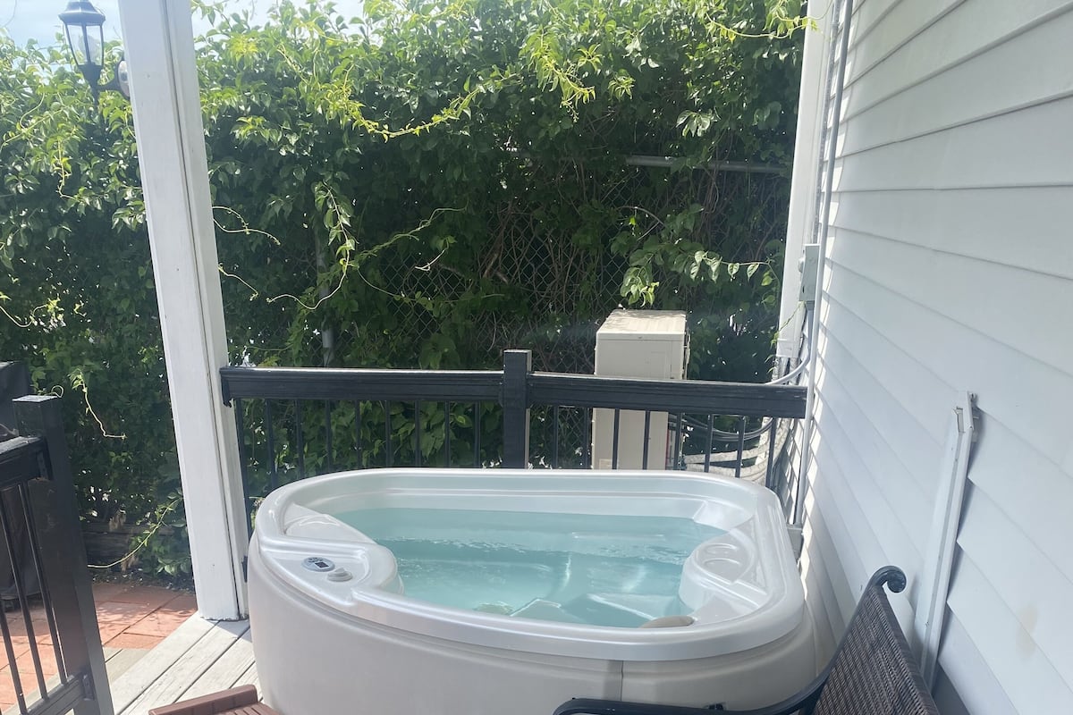 King Bed Beachfront Priva Hot Tub 1st Fl | Private spa tub