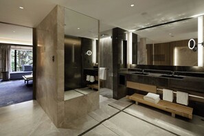 Habitación, 2 habitaciones (Heritage Garden Residence) | Baño | Tina con regadera, tina profunda, regadera tipo lluvia 