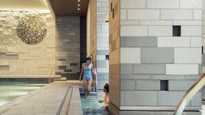 Ein Poolbereich mit gefliesten Wänden und einer herzförmigen Dekoration.