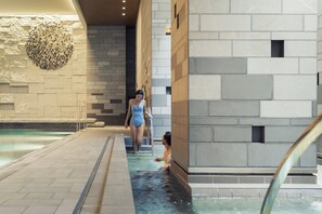 Een binnenzwembad en gratis zwembadcabana's