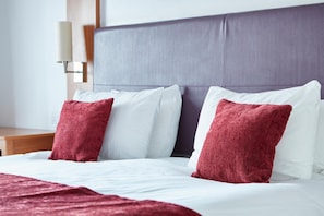 Desk, iron/ironing board, free WiFi, bed sheets - Wheatsheaf Hotel by Greene King Inns (Basingstoke)