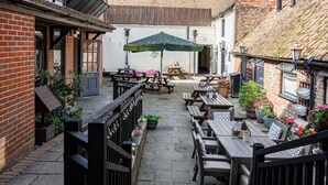 Terrace/patio - Wheatsheaf Hotel by Chef and Brewer Collection (Basingstoke)