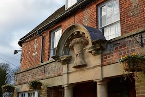 Exterior - Wheatsheaf Hotel by Greene King Inns (Basingstoke)