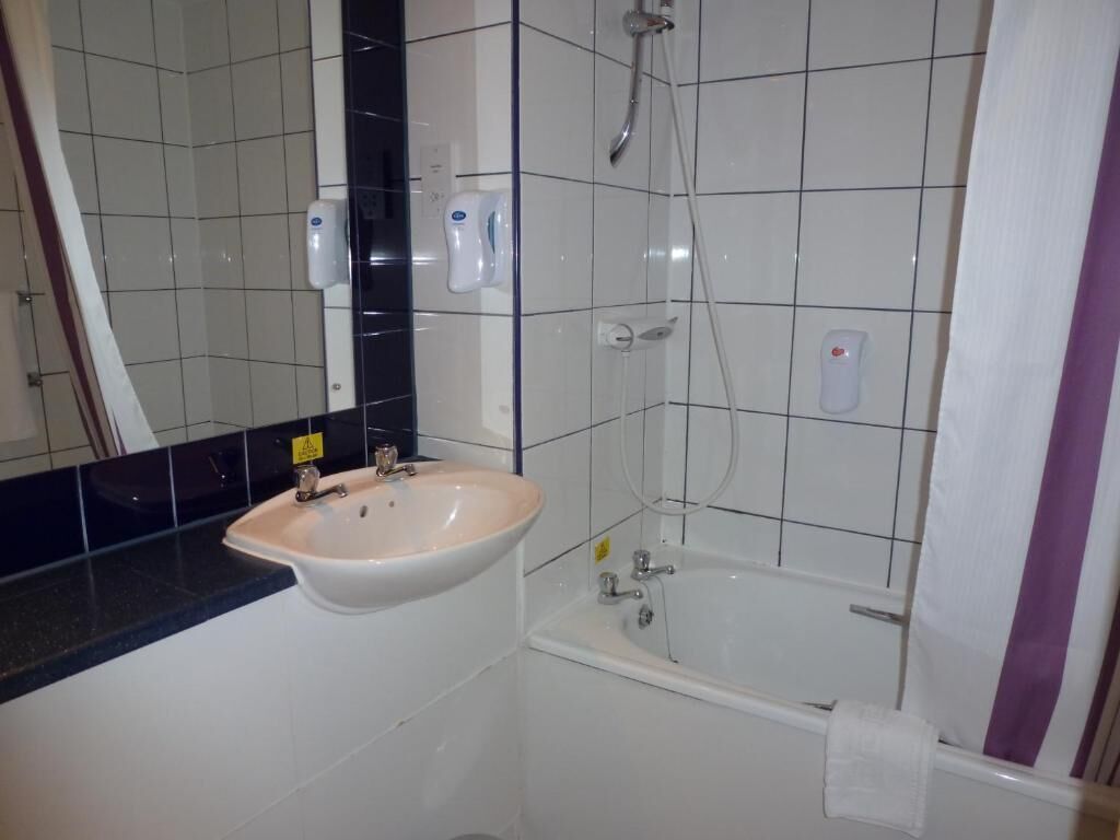 combined shower/bathtub, free toiletries, hair dryer, towels
