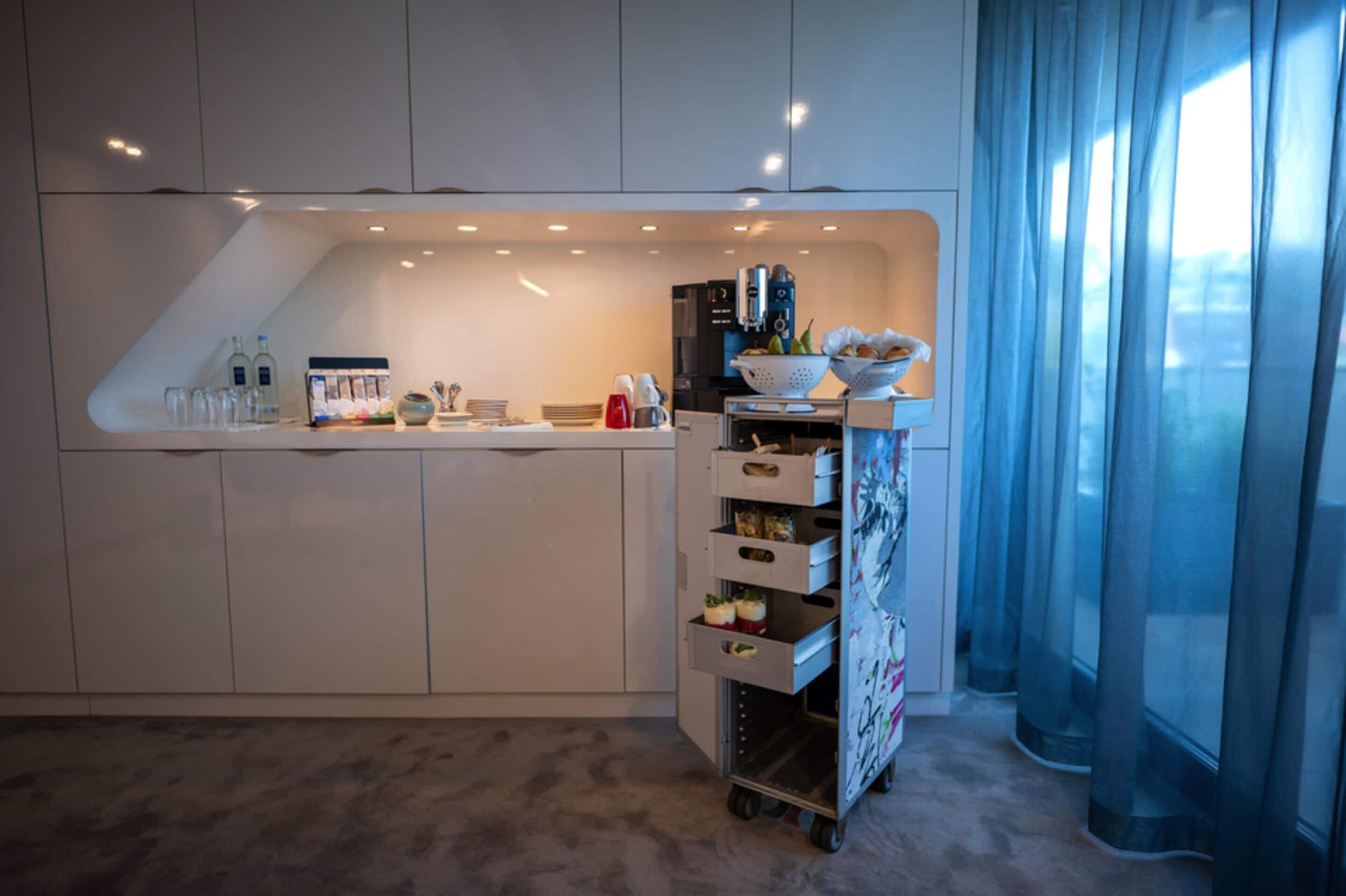 Una cocina moderna con una isla integrada, una cafetera y un frutero.
