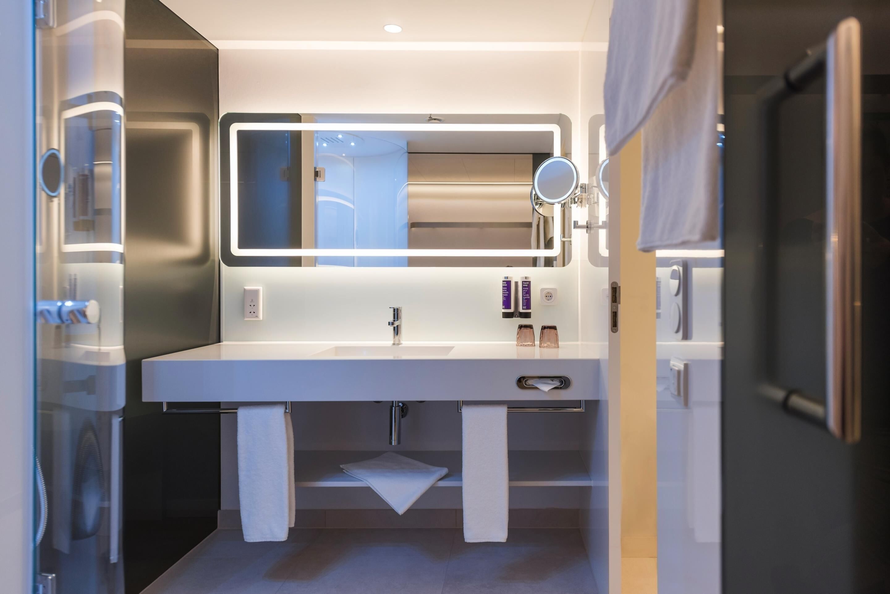 Ropa de cama hipoalergénica y minibar 