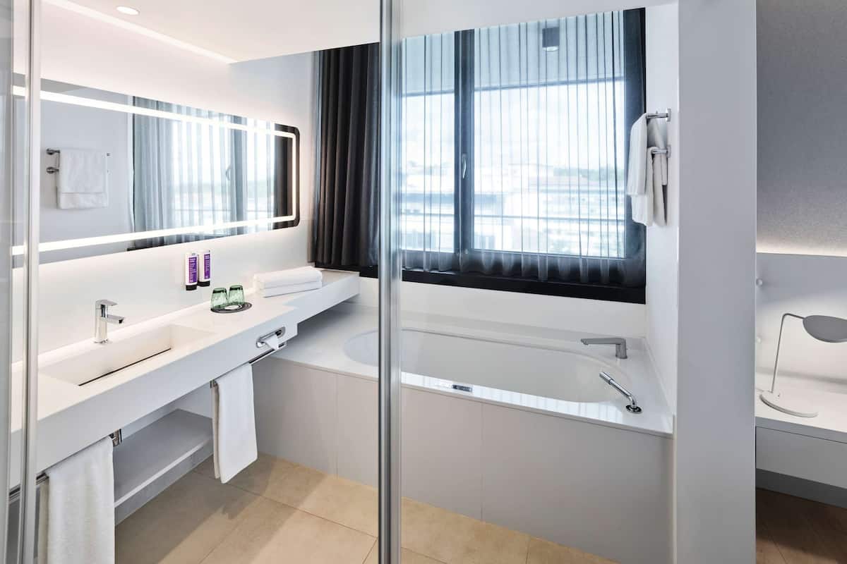 1 bedroom, hypo-allergenic bedding, minibar, in-room safe