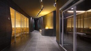 A modern hallway with glass doors, a reception desk, and a tiled floor. - Jaz in the City Stuttgart (Stuttgart)