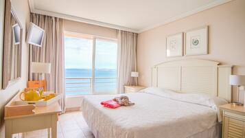Habitación doble estándar, vista al océano | Caja de seguridad en la habitación y ropa de cama
