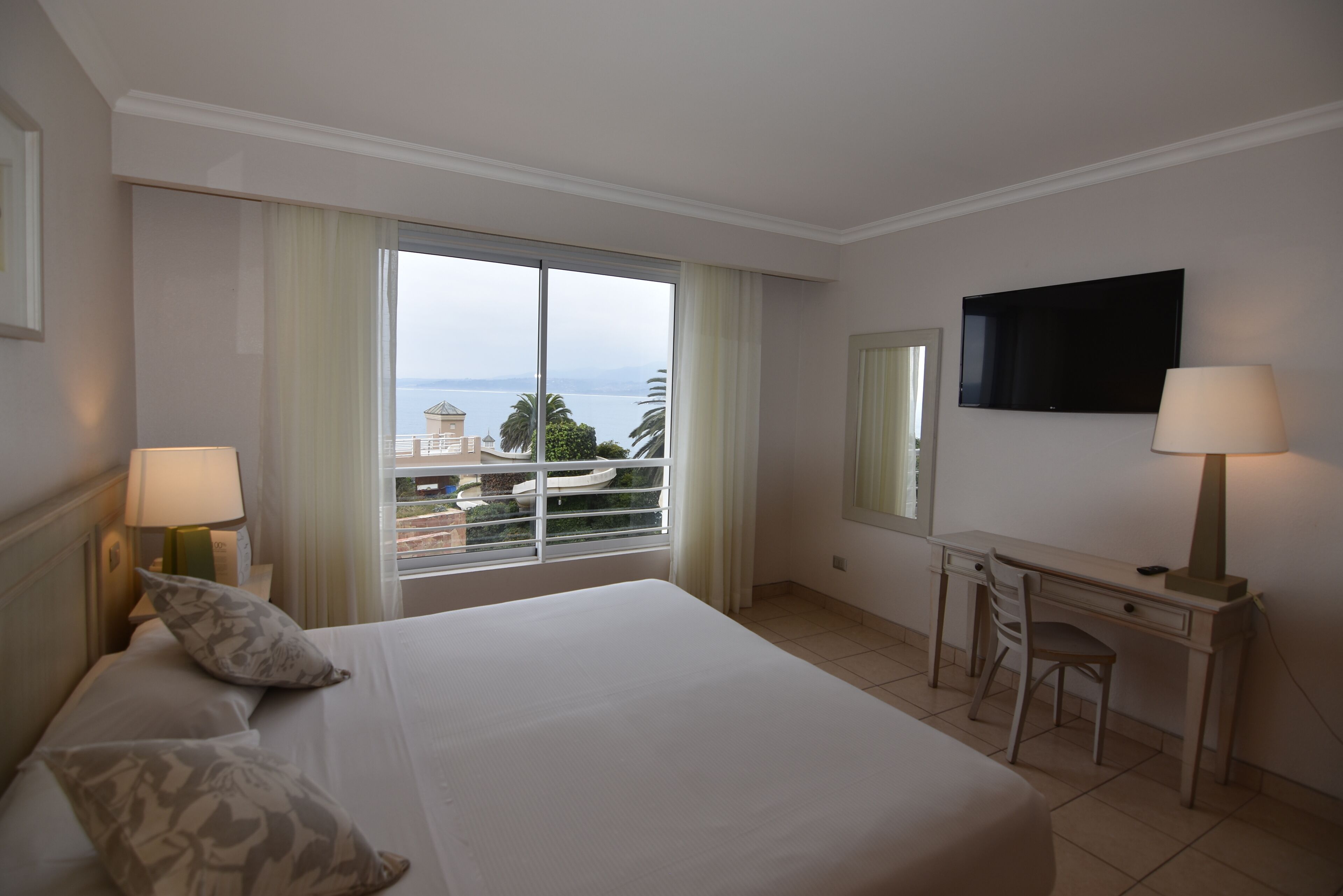 standard double room, ocean view | in-room safe, bed sheets