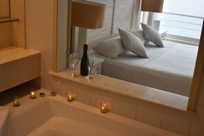 Standaard tweepersoonskamer, uitzicht op zee | Badkamer | Een douche, een regendouche, gratis toiletartikelen, een haardroger