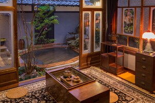 Suite tradicional (Open-Air Bath) | Caja fuerte, escritorio, wifi gratis y ropa de cama