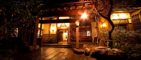 Fachada de la propiedad por la tarde o noche