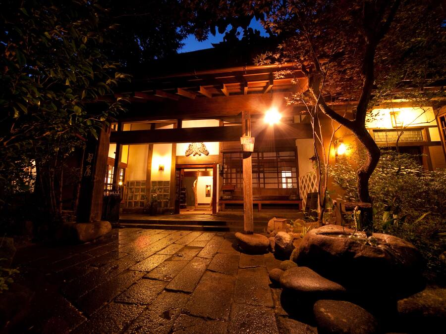 Fachada da propriedade à noite