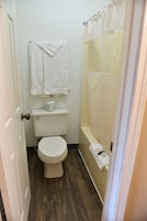 Bañera con ducha, artículos de tocador gratuitos, toallas