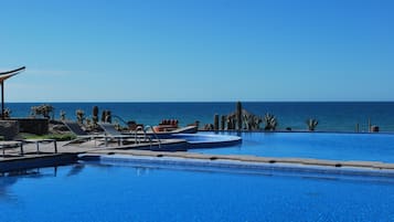 2 piscines extérieures, cabanons gratuits, chaises longues