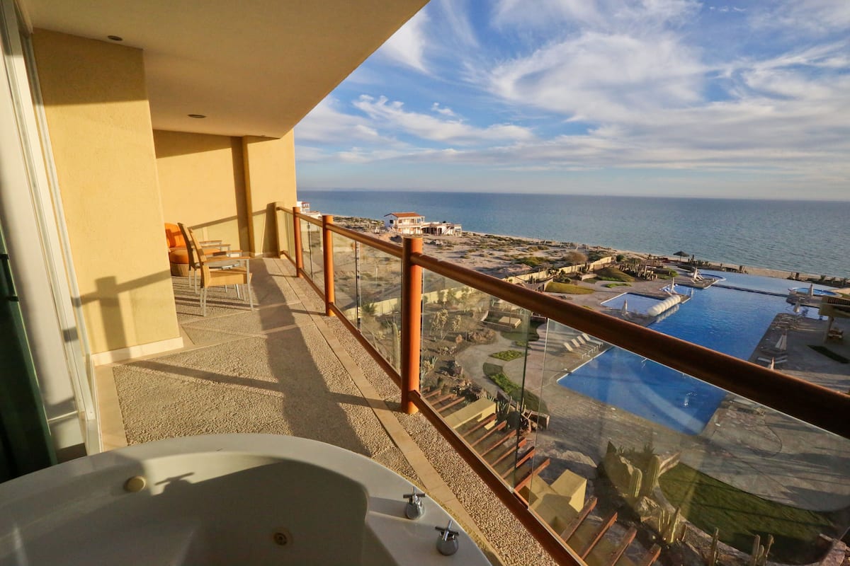 Un balcón con vista al mar y a la zona de la piscina.