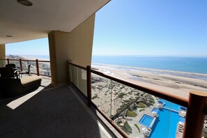 Condo familiar, 3 habitaciones, vista al océano | Vista a la playa o el mar