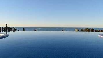 2 outdoor pools, free cabanas, sun loungers