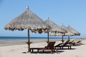 Ubicación a pie de playa, arena blanca, tumbonas y sombrillas
