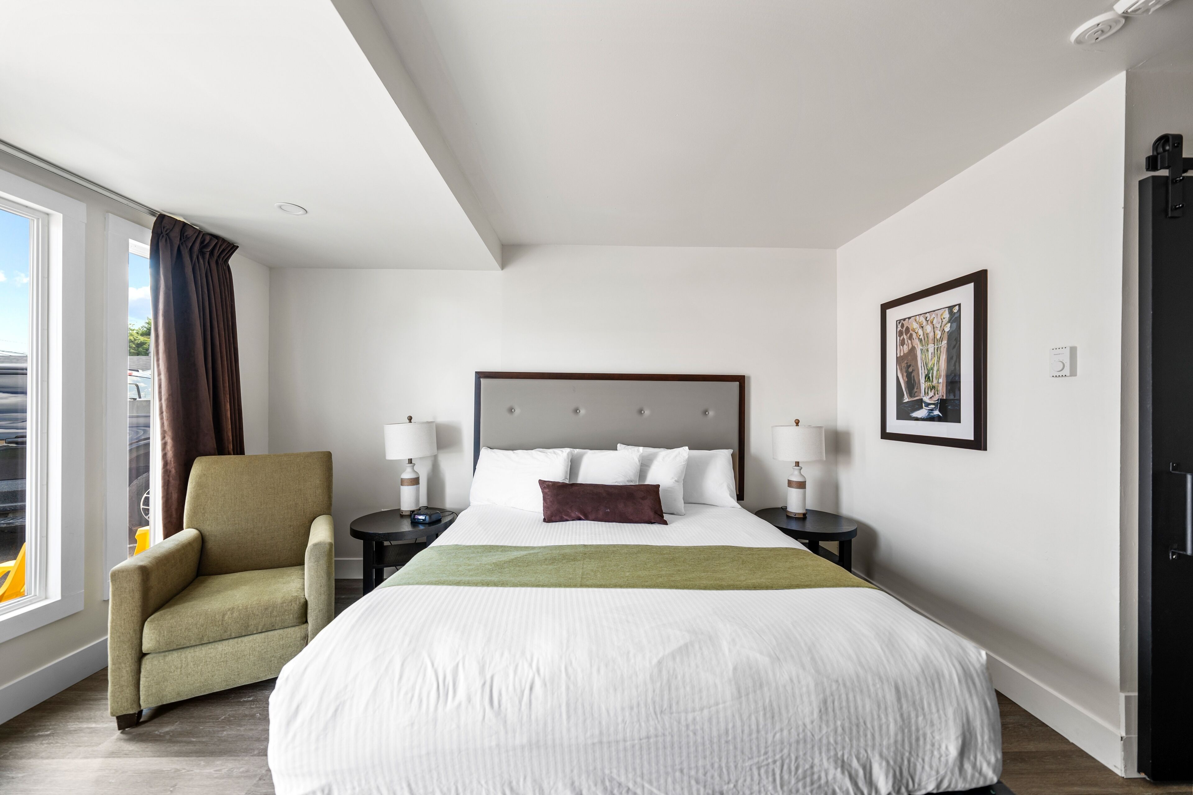 Signature Room, 1 King Bed | Premium bedding, blackout drapes, iron/ironing board, free WiFi
