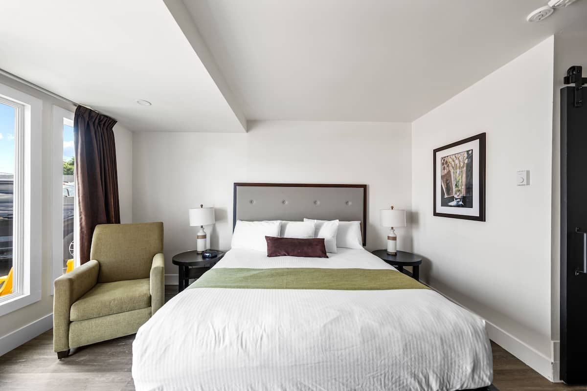 Signature-huone, 1 suuri parisänky | Ylelliset vuodevaatteet, pimennysverhot, silitysrauta/-lauta