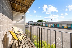 Comfort Room, Balcony | Terrace/patio - Auberge Shores Inn & Hotel (Shediac)