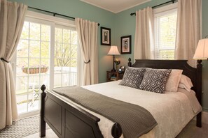 The Baxter | Premium bedding, individually decorated, individually furnished - The Chadwick Bed & Breakfast (Portland)
