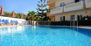 Seasonal outdoor pool, pool umbrellas, sun loungers - Dias Hotel (Chania)