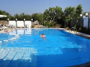 Seasonal outdoor pool, pool umbrellas, sun loungers - Pergamos Village (Platanias)