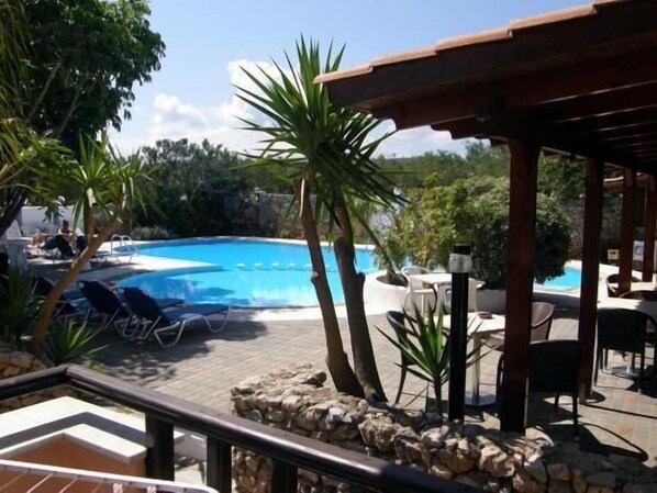 Piscine extérieure (ouverte en saison), parasols de plage