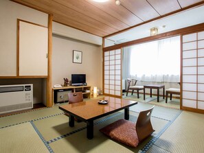 Traditional-Zimmer (Japanese Style, For 4 Guests) | Zimmersafe, Schreibtisch, kostenloses WLAN