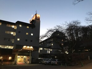 Fachada da propriedade à noite