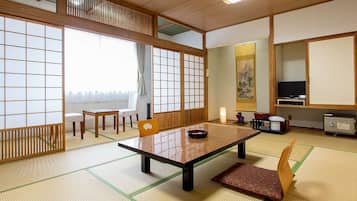 傳統客房 (Japanese Style, For 6 Guests) | 房內夾萬、書桌、免費 Wi-Fi