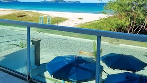 A balcony with a view of a beach and the sea. - Terra Nova Cabo Frio Front Beach (Cabo Frio)